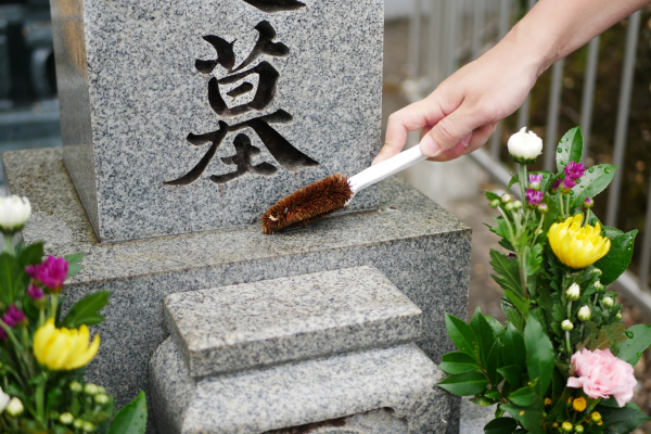 お墓の傾き直し・お墓清掃